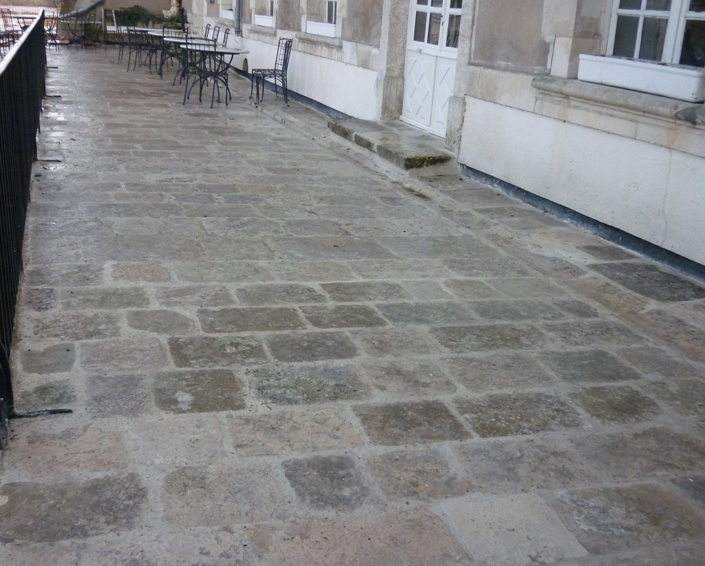Réparation d'un dallage de terrasse (dépose dallage en pierre existant, sciage, repose après réfection de l'étanchéité)  ("Hôtel de l'Abbaye" - Beaugency).
