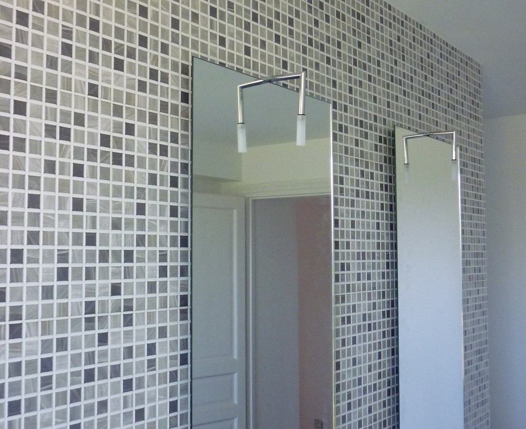 Aménagement d'une salle de bains - Réalisation d'une douche à l'italienne et pose de carrelage (mosaïque murs et douche)