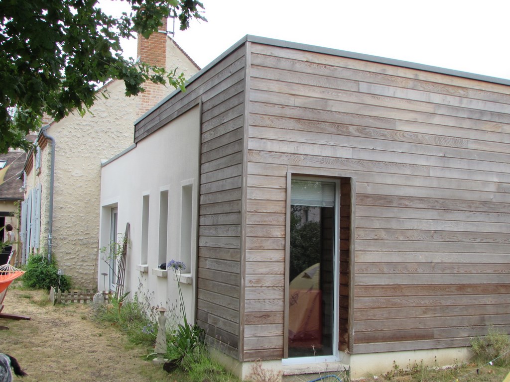 Agrandissement d'une longère par la construction d'une extension cubique bardage extérieur en bois