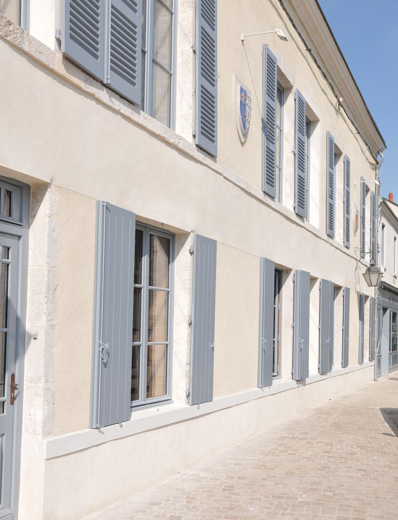 Travaux de ravalement de façade et remplacement d'une corniche en pierre de taille - enduit traditionnel à la chaux