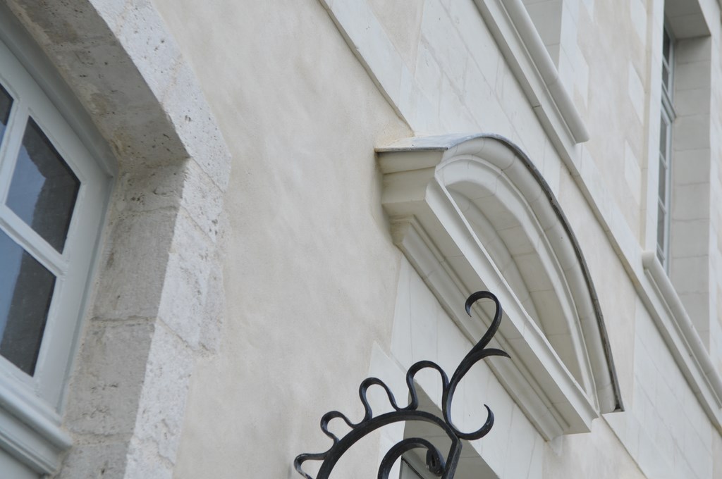 Réparation, remplacement des pierres de taille des entourages de fenêtres et de portes - Enduit traditionnel à la chaux Beaugency