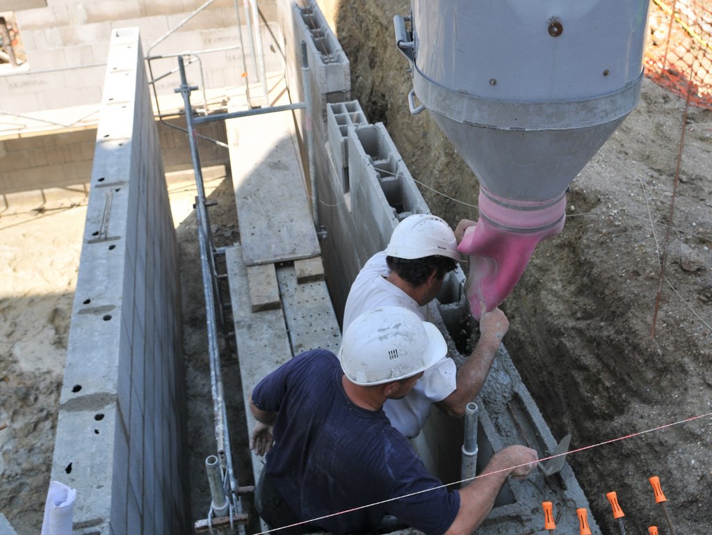 Extension de batiment industriel - Construction, montage, réalisation de murs en blocs à bancher - maçonnerie - loiret - 45