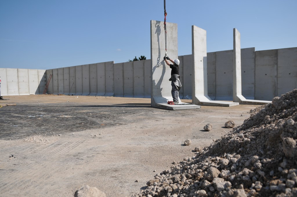 construction d'un batiment, murs en béton armé préfabriqués en L, Loir-et-Cher, 41