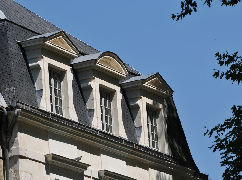 réparation entourage de lucarnes, remplacement pierre de taille, enduit traditionnel à la chaux - Beaugency, Loiret