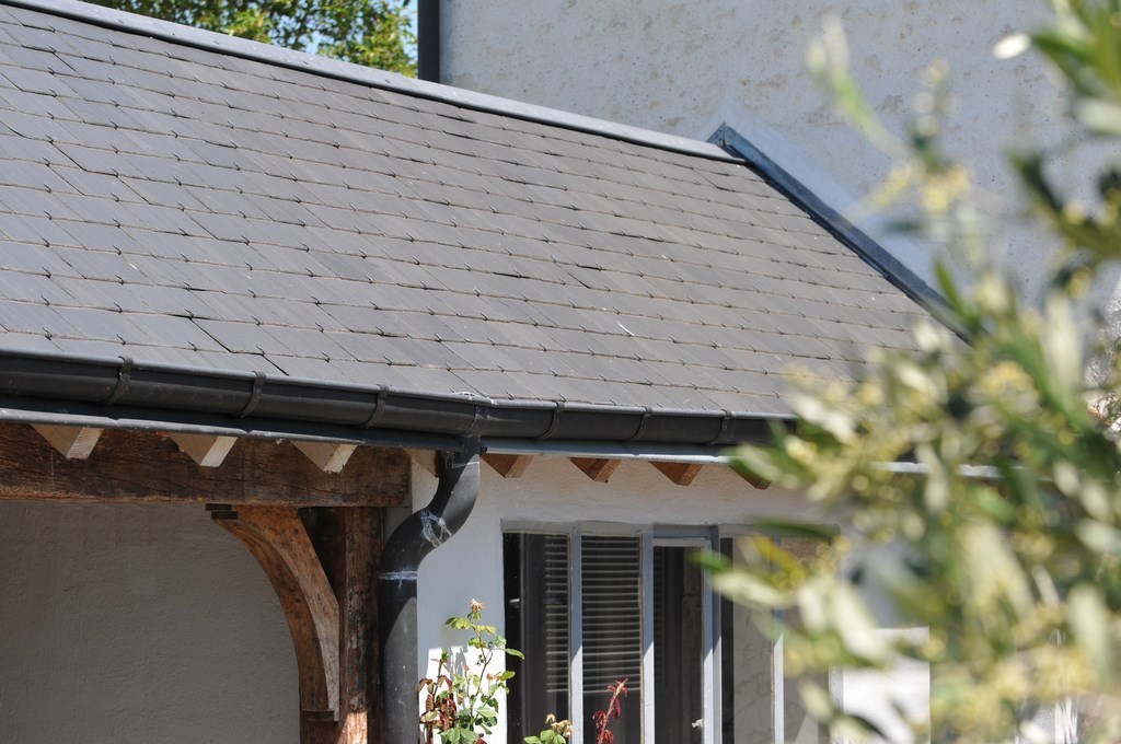 Agrandissement, extension de maison  avec des matériaux de récupération - Construction maison et terrasse extérieure abritée (gros-oeuvre - maçonnerie - couverture - dallage - terrasse bois - enduits à la chaux). Dry, Loiret