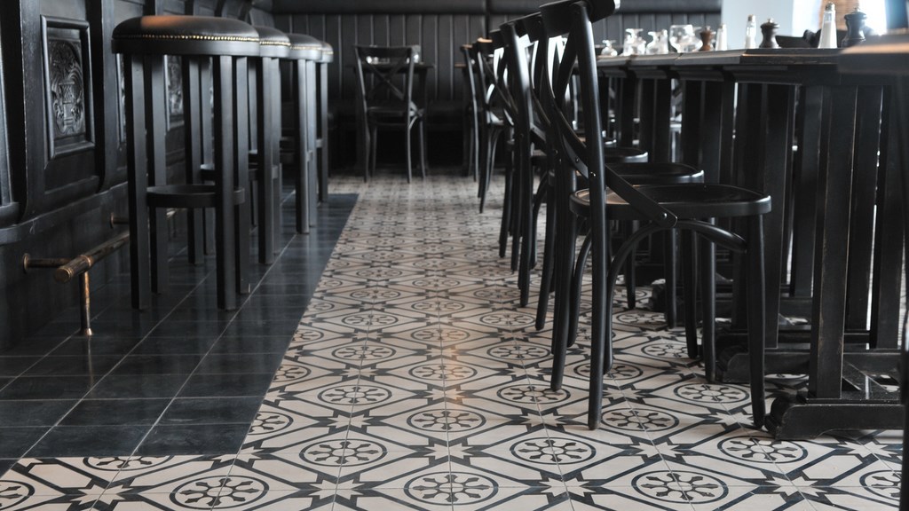 Rénovation et aménagement d'un restaurant - pose de carrelage en carreaux de ciment