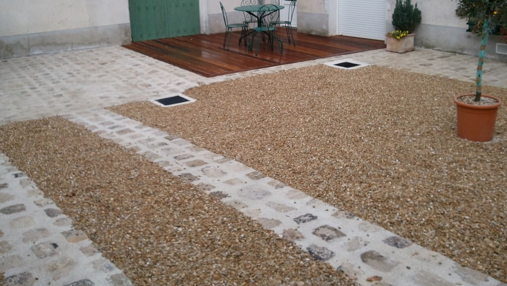 Aménagement d'une cour intérieur (pose terrasse bois, vieux pavés de récupération, gravillons, Loiret