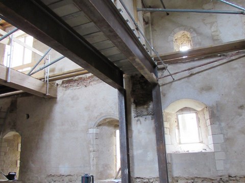 Percement dans un mur porteur en béton armé avec mise en place d'un linteau profilé HEA