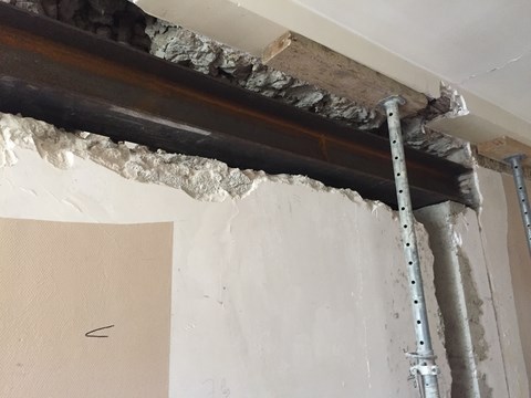 Percement dans un mur porteur en béton armé avec mise en place d'un linteau profilé HEA