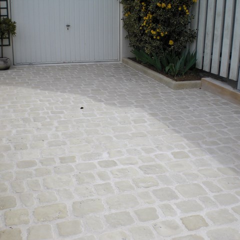 Réalisation d'une allée de garage pavée.