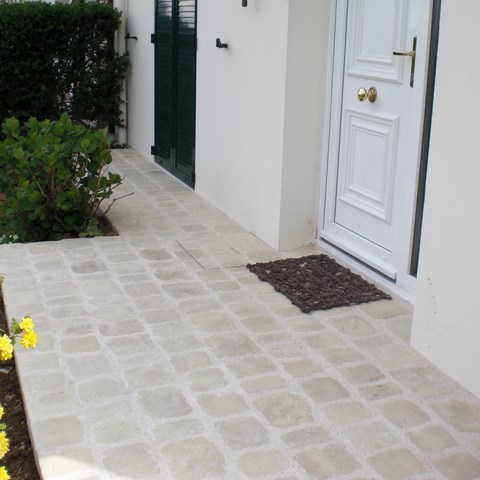 Réalisation d'une terrasse pavée.