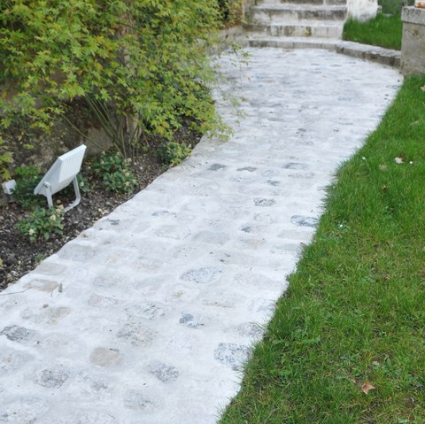 Cheminement, chemin de promenade, en pavés (Beaugency, Loiret)