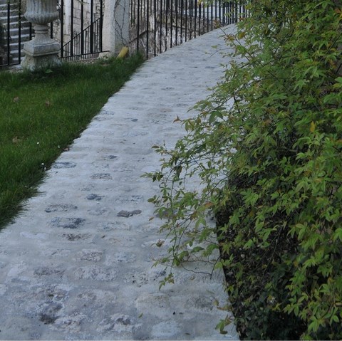 Cheminement, chemin de promenade, en pavés (Beaugency, Loiret)