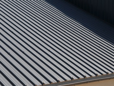 Pose, réfection, réparation, remplacement, de toiture en bardage métallique sur hangar ou garage (Loiret)
