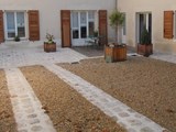 Réalisation d'une cour gravillonnée, pose de pavé, réalisation d'une terrasse en bois